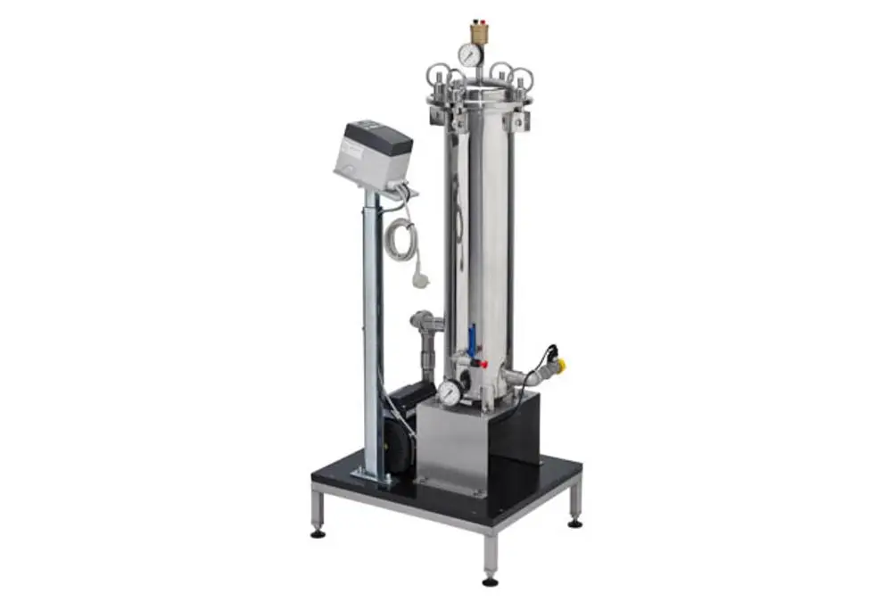 Modulares Wasserfiltrationssystem aus Edelstahl mit Druckmessgerät und verschiedenen Anschlüssen, montiert auf einem stabilen Gestell, hergestellt von Remeha.